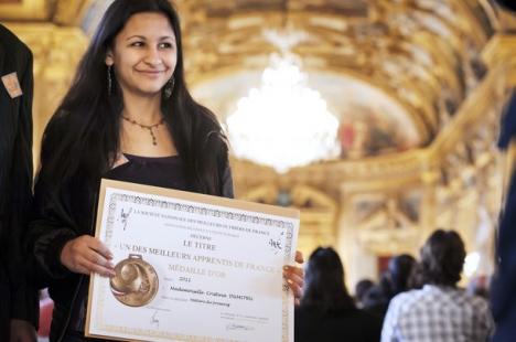 O tânără de etnie romă, premiată pentru rezultate deosebite la o şcoală din Franţa